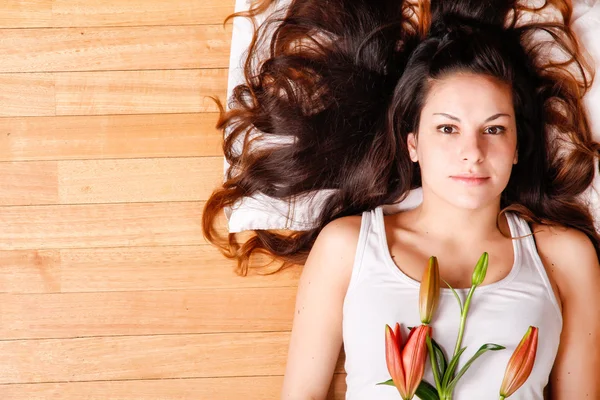 Ung kvinna med lily — Stockfoto